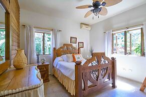 4BR Wood Mountain Villa Jarabacoa Heated Pool