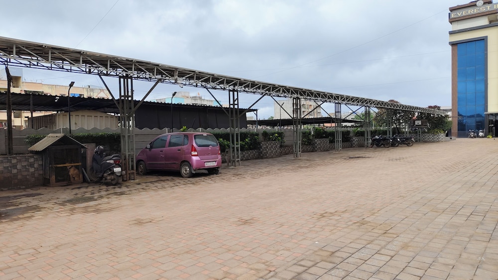 Everest Inn Chakan