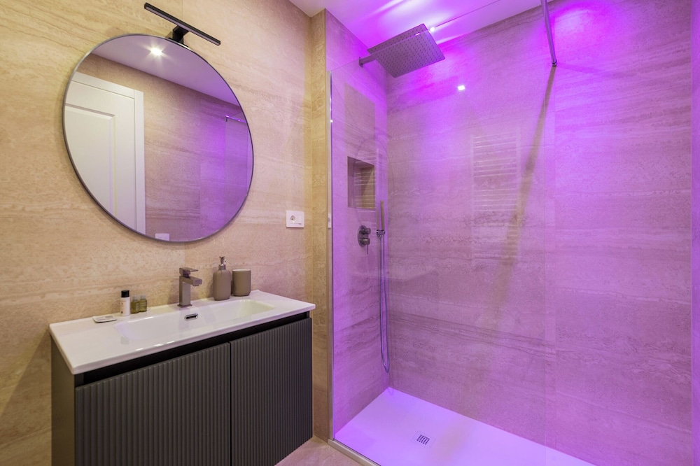 Large 6-Bed Stay near the Colosseum
