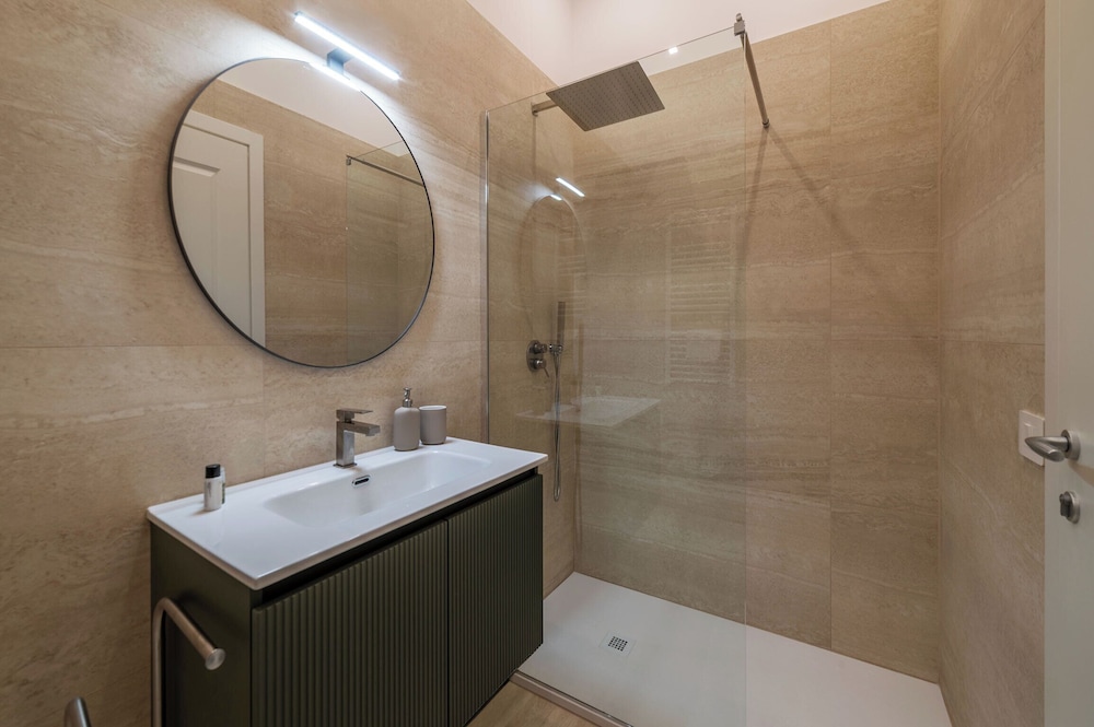 Large 6-Bed Stay near the Colosseum