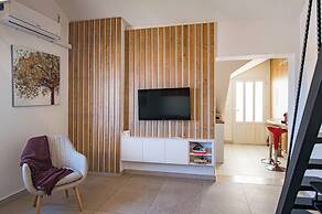 Adriatic Gallery Apartment by DuHomes