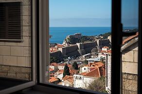 Adriatic Gallery Apartment by DuHomes