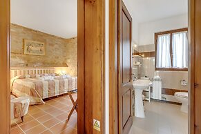 Charming Borgo Ciclamino Pool Activities