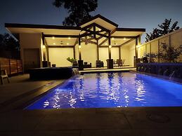 #1 New & Modern 2 bed Suite With Shared Pool