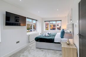 Stunning 5 Bedroom, 3 Bathroom Home in Windsor
