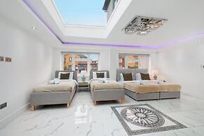 Stunning 5 Bedroom, 3 Bathroom Home in Windsor