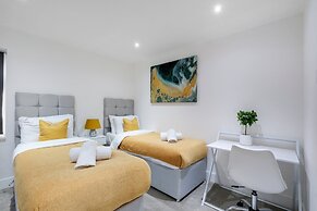 Stunning 5 Bedroom, 3 Bathroom Home in Windsor