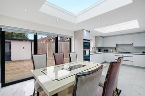 Stunning 5 Bedroom, 3 Bathroom Home in Windsor