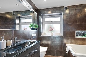 Stunning 5 Bedroom, 3 Bathroom Home in Windsor