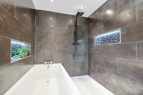 Stunning 5 Bedroom, 3 Bathroom Home in Windsor