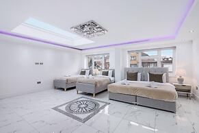 Stunning 5 Bedroom, 3 Bathroom Home in Windsor