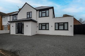 Stunning 5 Bedroom, 3 Bathroom Home in Windsor