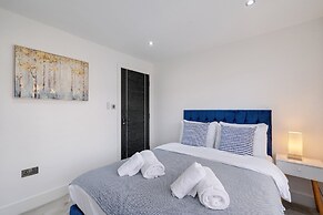 Stunning 5 Bedroom, 3 Bathroom Home in Windsor