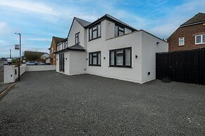 Stunning 5 Bedroom, 3 Bathroom Home in Windsor