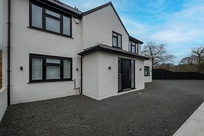 Stunning 5 Bedroom, 3 Bathroom Home in Windsor