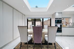 Stunning 5 Bedroom, 3 Bathroom Home in Windsor