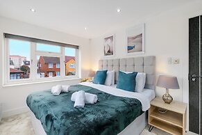 Stunning 5 Bedroom, 3 Bathroom Home in Windsor