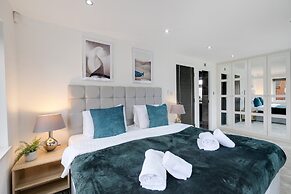 Stunning 5 Bedroom, 3 Bathroom Home in Windsor