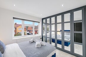 Stunning 5 Bedroom, 3 Bathroom Home in Windsor