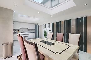 Stunning 5 Bedroom, 3 Bathroom Home in Windsor