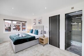 Stunning 5 Bedroom, 3 Bathroom Home in Windsor