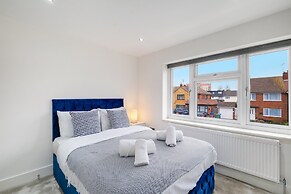 Stunning 5 Bedroom, 3 Bathroom Home in Windsor