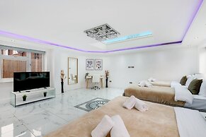 Stunning 5 Bedroom, 3 Bathroom Home in Windsor