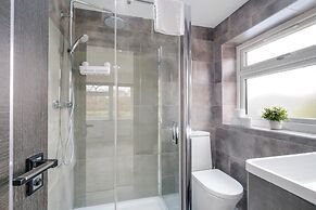 Stunning 5 Bedroom, 3 Bathroom Home in Windsor