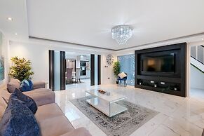 Stunning 5 Bedroom, 3 Bathroom Home in Windsor