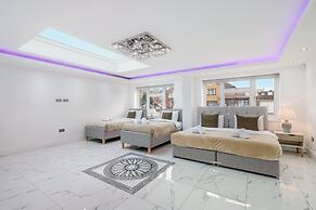 Stunning 5 Bedroom, 3 Bathroom Home in Windsor