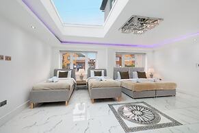 Stunning 5 Bedroom, 3 Bathroom Home in Windsor