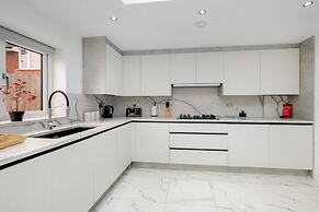 Stunning 5 Bedroom, 3 Bathroom Home in Windsor