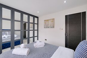 Stunning 5 Bedroom, 3 Bathroom Home in Windsor