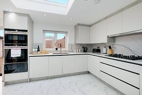 Stunning 5 Bedroom, 3 Bathroom Home in Windsor