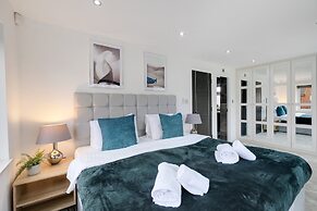 Stunning 5 Bedroom, 3 Bathroom Home in Windsor