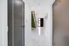 Stunning 5 Bedroom, 3 Bathroom Home in Windsor