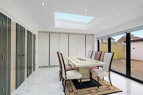 Stunning 5 Bedroom, 3 Bathroom Home in Windsor