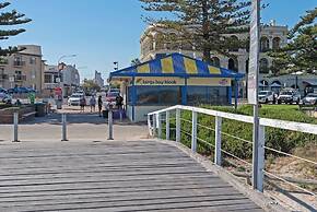 Largs Oasis - Beach and Jetty views