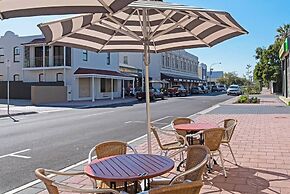 Largs Oasis - Beach and Jetty views
