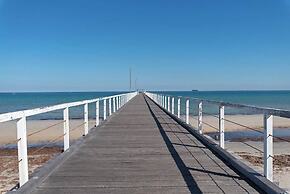 Largs Oasis - Beach and Jetty views