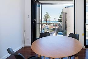 Largs Oasis - Beach and Jetty views