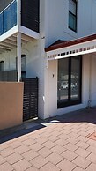 Largs Oasis - Beach and Jetty views