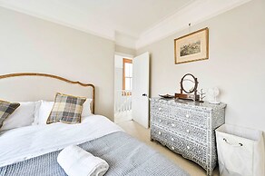 Chic House With Free Parking and Private Backyard