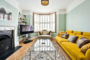 Chic House With Free Parking and Private Backyard