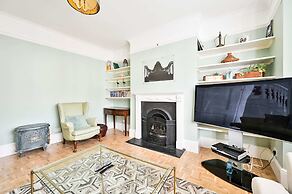 Chic House With Free Parking and Private Backyard
