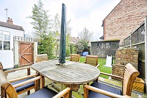 Chic House With Free Parking and Private Backyard