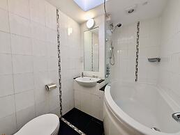 Stunning 4 Bedroom House in Old Windsor