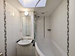 Stunning 4 Bedroom House in Old Windsor