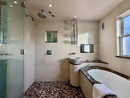 Stunning 4 Bedroom House in Old Windsor