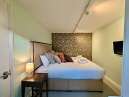 Stunning 4 Bedroom House in Old Windsor